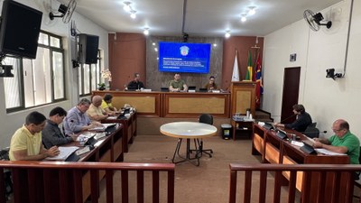 Vereadores rejeitam vetos do Executivo durante reunião extraordinária